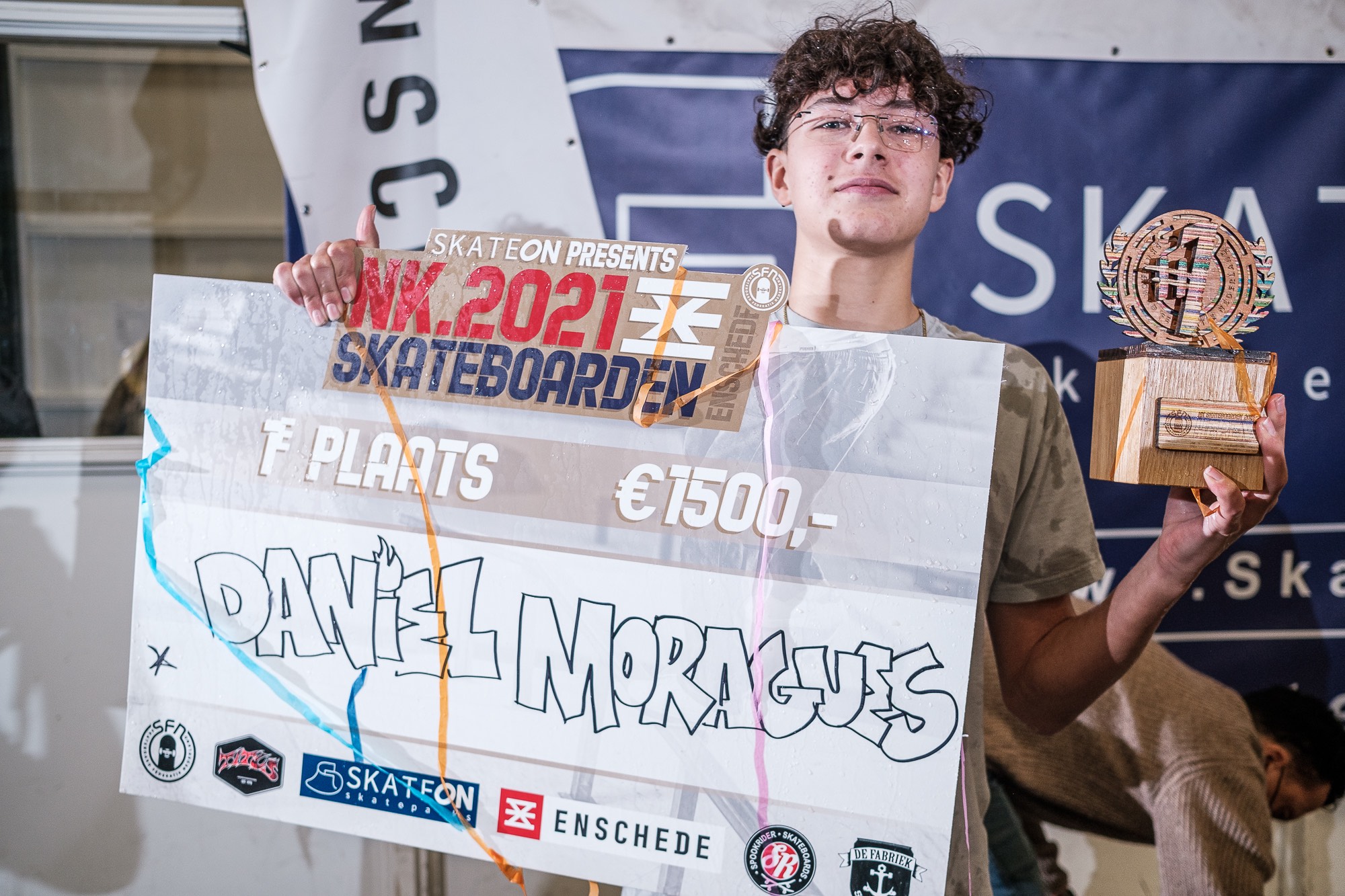 Vijftienjarige Daniel Moragues uit Groningen nieuwe Nederlands Kampioen  Skateboarden. Roos Zwetsloot (21) uit Zeist prolongeert titel bij de vrouwen.
